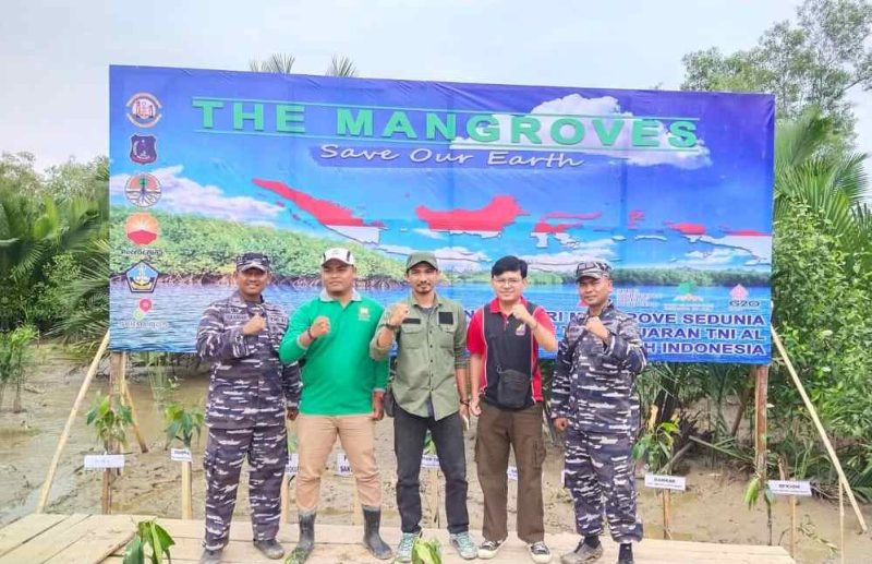 TNI AL Bersama Karang Taruna Tanjab Barat Dan Relawan Mangrove