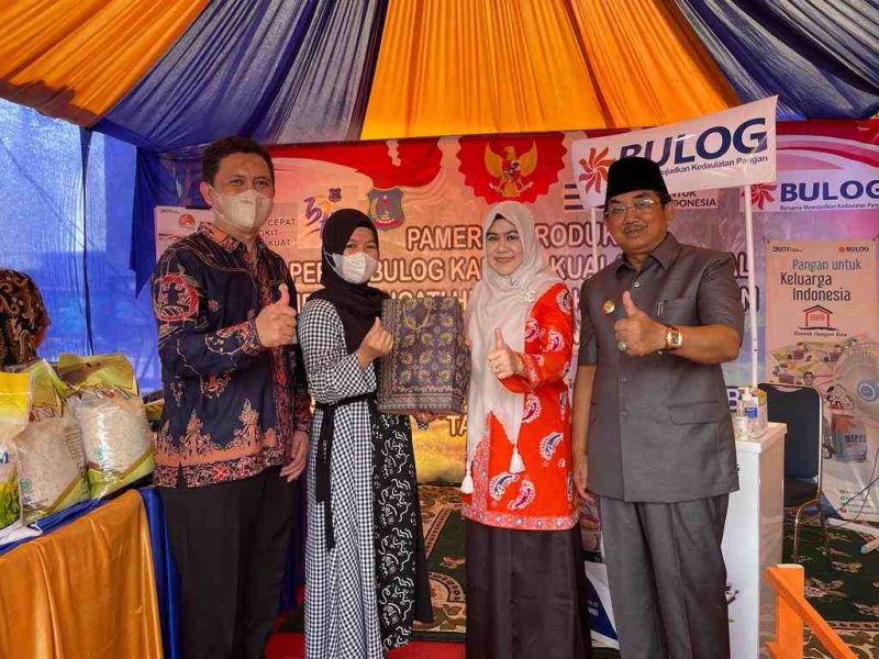 Bupati Kabupaten Tanjung Jabung Barat Bersama Pimpinan Cabang Bulog Kuala Tungkal