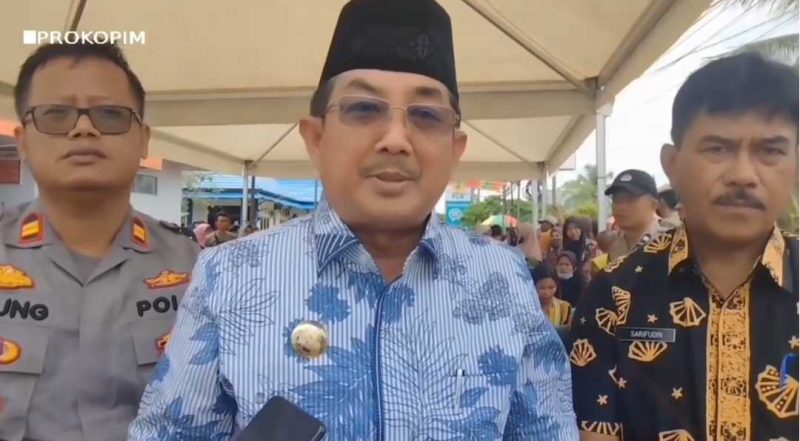 Wawancara Bupati Kabupaten Tanjung Jabung Barat Drs. H. Anwar Sadat, M. Ag Saat Penyaluran Kegiatan Pendistribusian Subsidi BBM dan Bansos Sembako yang Diserahkan Kepada Warga di Kantor Pos Tungkal Ilir