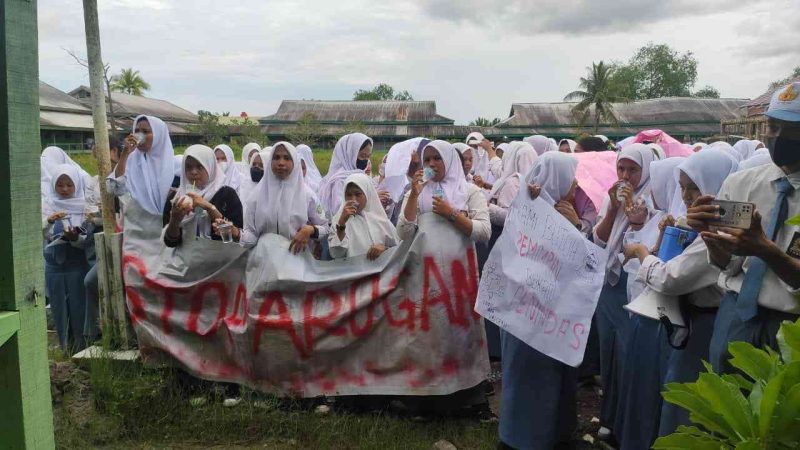 Ratusan siswa siswi SMK Negeri 1 Kabupaten Tanjung Jabung Barat (Tanjab Barat), melakukan aksi demo