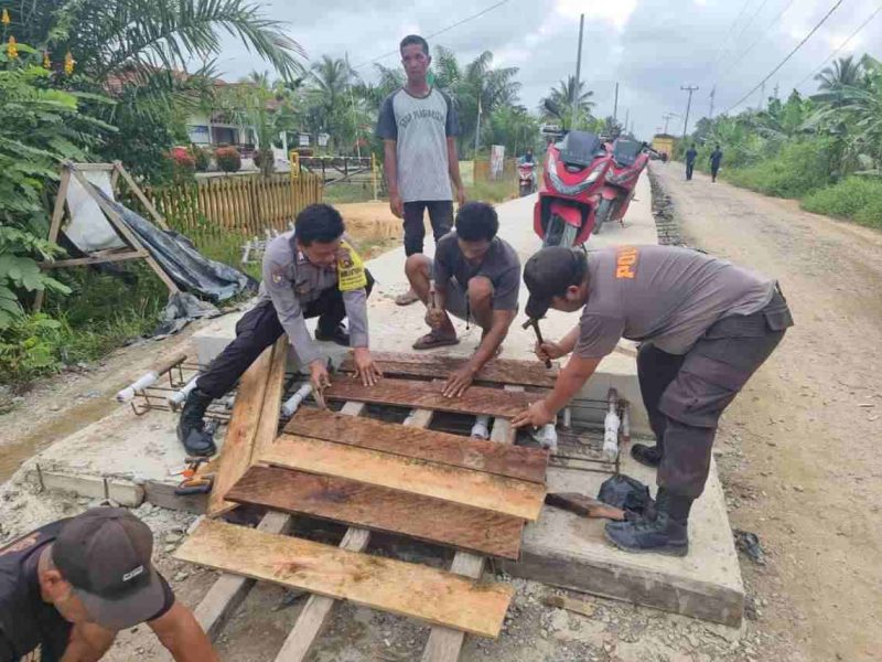 Polsek Pengabuan Bersama Masyarakat Gotong Royong membuat jembatan penyebrangan, Jumat (11/11/2022)
