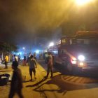 Petugas Pemadam Kebakaran PT LPPPT, Polsek TT, TNI dan Warga Sekitar Saat Melakukan Upaya Pemadaman di Ruko.