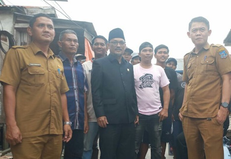 DPRD Kabupaten Tanjung Jabung Barat Muh. Sjafril Simamora menyerahkan 40 unit mesin pompong kepada 4 (Empat) kelompok nelayan