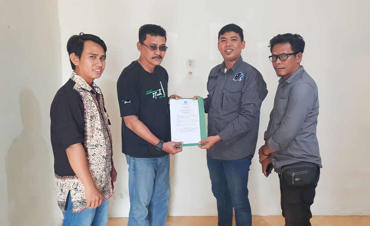 Caption: Penyerahan SK kepengurusan oleh Ketua DPD PJS Provinsi Jambi kepada Ketua DPC PJS Batanghari.
