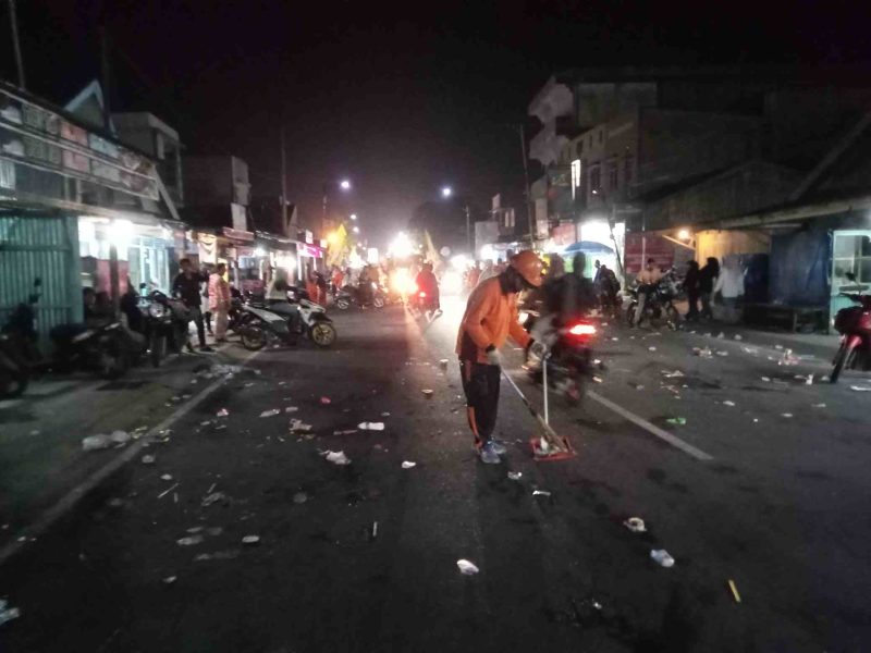 Pasukan orange bersihkan sampah para penonton usai acara festival arakan sahur, minggu (26/03/2023)