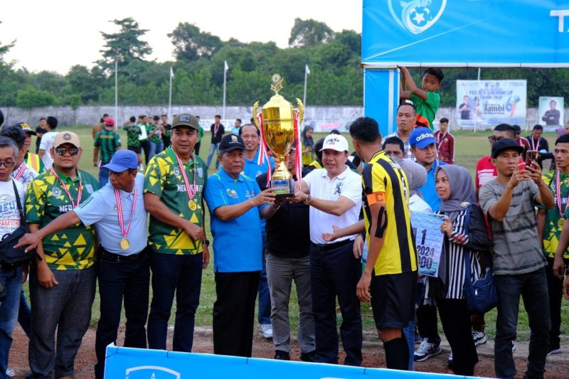 Wagub Sani saat menutup rangkaian Gubernur Cup Tahun 2024 yang berlangsung di Stadion KONI Kabupaten Batanghari, Senin (29/01/2024). [Foto: Diskominfo/Sobirin]