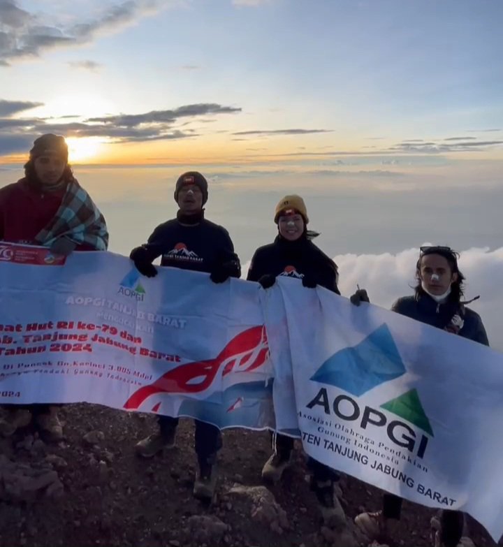 Foto pengibaran bendera AOPGI Tanjab Barat di Puncak Gunung Kerinci 3.805 Mdpl