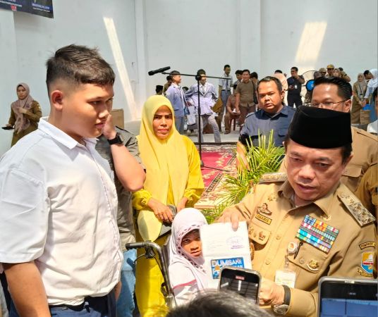 Gunernur Al Haris Serahkan Bantuan Dumisake Pendidikan Kepada 1.259 Siswa/i Kota Jambi