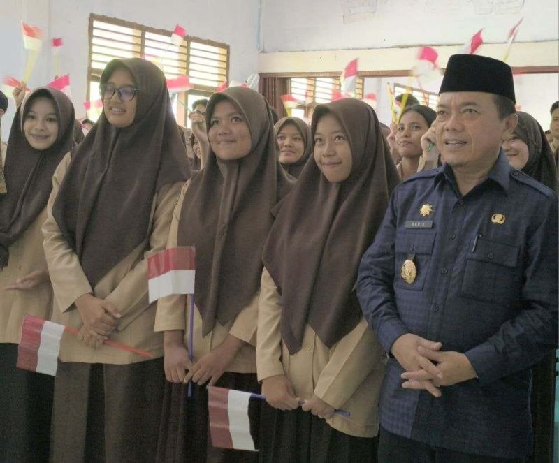 Foto gubernur jambi bersama siswa/i SMAN 3 TEBO