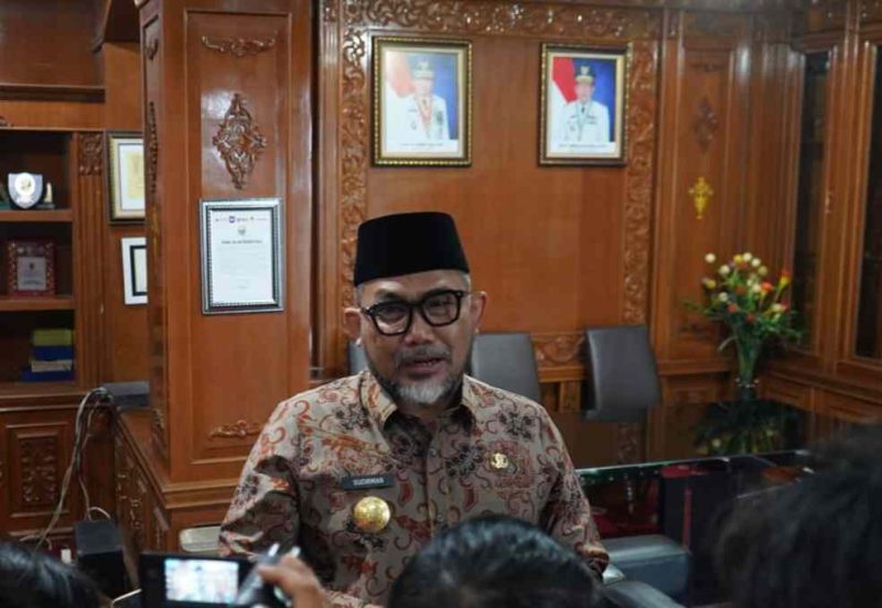 Foto pjs gubernur jambi diruang rapat sekda