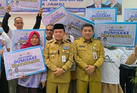 Kadis PUPR Jambi dampingi Al Haris penyerahan bantuan Dumisake Bedah Rumah, Senin (2/9)