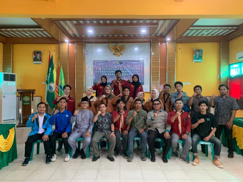 Dokumentasi Foto Bersama Seluruh Peserta Kegiatan Pelepasan Ekspedisi Anggota Muda Mapala Pamsaka Angkatan XII di Aula Kampus IAI An-Nadwah Kuala Tungkal
