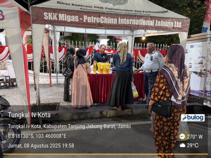 Warga serbu stand Bulog di acara Two Days Coffee 4, Jumat (8/8/2025), untuk mendapatkan bahan pokok murah.