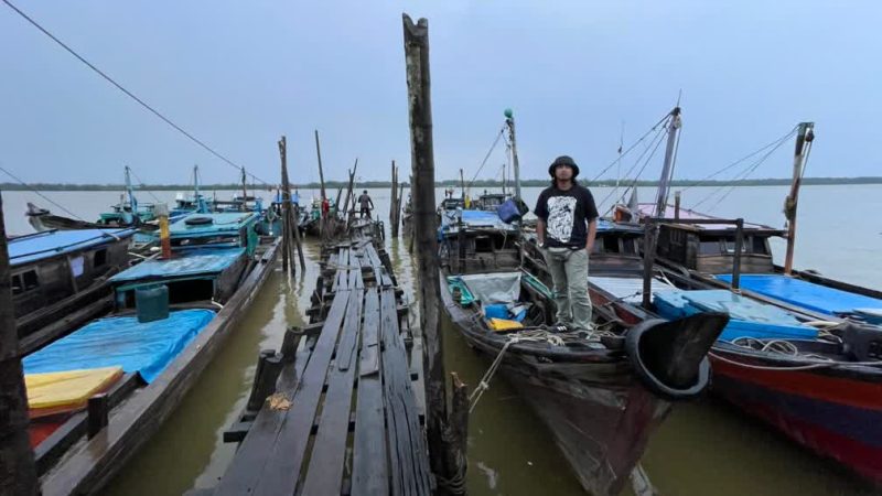 Nelayan tradisional di pesisir Kuala Tungkal bersiap melaut di tengah cuaca tak menentu, salah satu dampak nyata krisis iklim yang kian memukul kehidupan masyarakat pesisir.