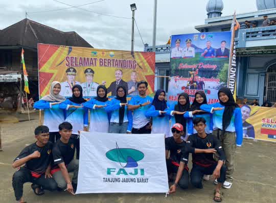 Atlet FAJI Tanjung Jabung Barat berfoto bersama pada Kejurprov FAJI Jambi 2025 di Sungai Batang Merangin, Kabupaten Kerinci.