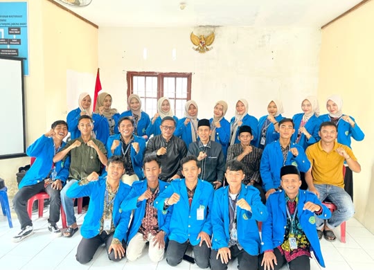 Mahasiswa KUKERTA Posko 15 IAI An-Nadwah Kuala Tungkal berfoto bersama Dosen Pembimbing Lapangan dan jajaran Pemerintah Kelurahan Senyerang usai prosesi penarikan KUKERTA.