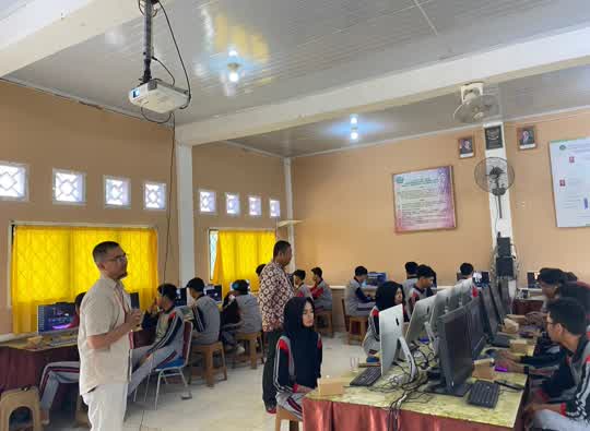 Tim pemateri dari Universitas Dinamika Bangsa memberikan pendampingan teknis kepada siswa MAN 1 Kuala Tungkal saat pelatihan keterampilan digital dan live streaming di ruang laboratorium komputer, Kamis (29/1/2026).