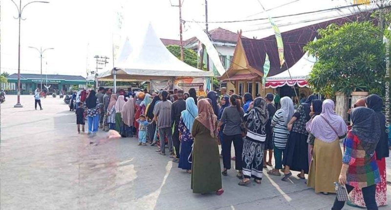 Warga Kuala Tungkal tampak mengantre dengan tertib dan antusias dalam kegiatan Gerakan Pangan Murah (GPM) Serentak Nasional yang digelar Perum BULOG Cabang Kuala Tungkal di halaman Kantor Dinas Ketahanan Pangan Kabupaten Tanjung Jabung Barat, Jumat (13/2/2026). Kegiatan ini dilaksanakan untuk menjaga stabilitas pasokan dan harga pangan menjelang Hari Besar Keagamaan Nasional (HBKN).
