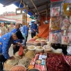 Perwakilan Perum BULOG Cabang Kuala Tungkal bersama Pemerintah Kabupaten Tanjung Jabung Barat saat melakukan sidak harga dan ketersediaan bahan pokok di pasar tradisional menjelang Ramadan dan Idulfitri 1447 H.
Rabu 18/02/2026
