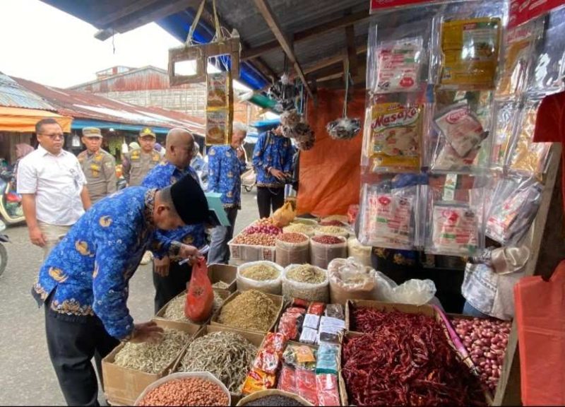Perwakilan Perum BULOG Cabang Kuala Tungkal bersama Pemerintah Kabupaten Tanjung Jabung Barat saat melakukan sidak harga dan ketersediaan bahan pokok di pasar tradisional menjelang Ramadan dan Idulfitri 1447 H.
Rabu 18/02/2026