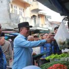 Wakil Bupati Tanjung Jabung Barat, Katamso, berdialog dengan pedagang saat melakukan sidak di pasar tradisional Kuala Tungkal, Rabu (18/02/2026), guna memastikan ketersediaan stok dan stabilitas harga bahan pokok menjelang Ramadhan 1447 H.