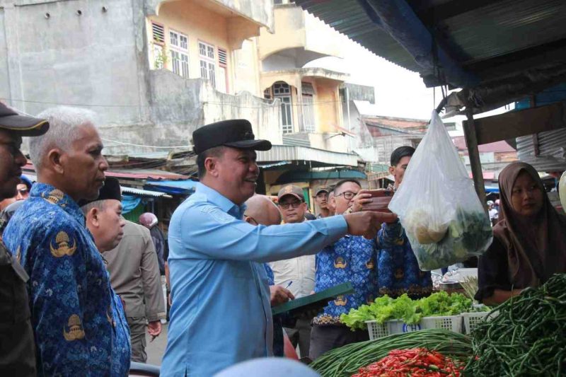 Wakil Bupati Tanjung Jabung Barat, Katamso, berdialog dengan pedagang saat melakukan sidak di pasar tradisional Kuala Tungkal, Rabu (18/02/2026), guna memastikan ketersediaan stok dan stabilitas harga bahan pokok menjelang Ramadhan 1447 H.