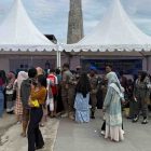 Masyarakat memadati stan Perum BULOG Cabang Kuala Tungkal dalam kegiatan Operasi Pasar Murah di Alun-Alun Kota Kuala Tungkal, Rabu (18/02/2026). BULOG menyediakan beras SPHP, daging beku, Minyakita, dan gula pasir dengan harga terjangkau guna menjaga stabilitas pasokan dan harga pangan.