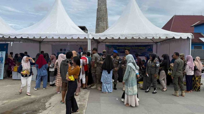 Masyarakat memadati stan Perum BULOG Cabang Kuala Tungkal dalam kegiatan Operasi Pasar Murah di Alun-Alun Kota Kuala Tungkal, Rabu (18/02/2026). BULOG menyediakan beras SPHP, daging beku, Minyakita, dan gula pasir dengan harga terjangkau guna menjaga stabilitas pasokan dan harga pangan.