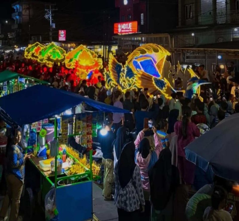 Suasana Festival Arakan Sahur 2026 di Kuala Tungkal, Sabtu (22/2/2026) malam, dipadati masyarakat yang antusias menyaksikan arak-arakan lampion dan atraksi peserta. Ramainya pengunjung turut membawa berkah bagi pedagang kaki lima di sepanjang rute kegiatan menjelang Ramadan 1447 H.
