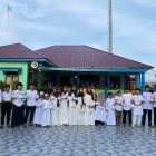 Para anggota melakukan kegiatan berbagi takjil kepada sesama di Kuala Tungkal,