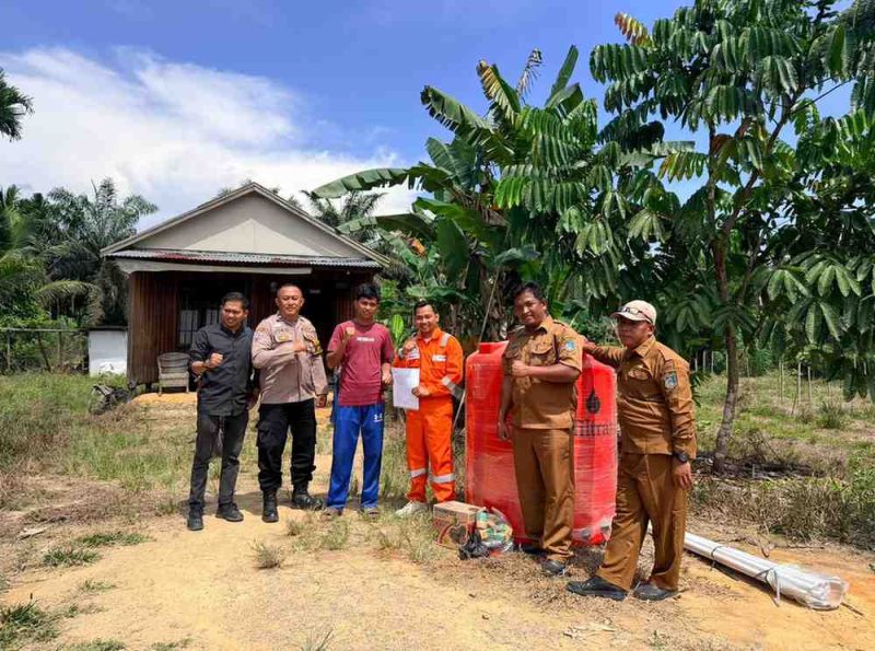 Penyerahan bantuan alat pertanian oleh Jadestone Energy kepada Kelompok Tani Sentosa di Desa Mandala Jaya, Kecamatan Betara.