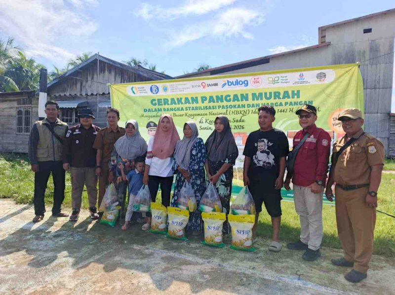 Masyarakat bersama petugas usai pelaksanaan Gerakan Pangan Murah jelang Idul Adha di Desa Sungai Itik, Kecamatan Sadu, Senin (25/5/2026).