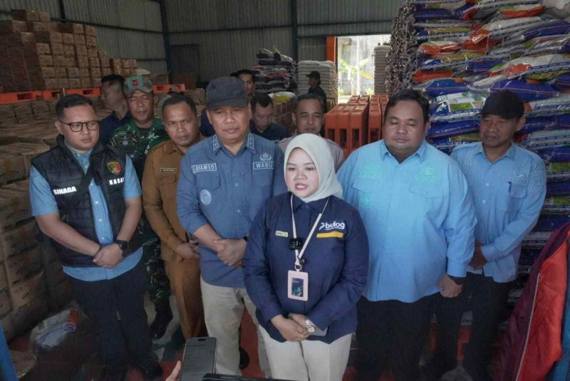 Wakil Bupati Tanjung Jabung Barat bersama jajaran terkait saat meninjau stok bahan pokok di Gudang Bulog Kuala Tungkal menjelang Hari Raya Idul Adha 1447 Hijriah, Selasa (26/05).
