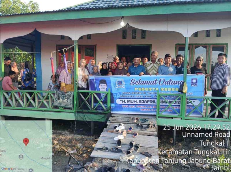 Foto Sjafril Simamora DPRD Tanjab Barat bersama masyarakat saat kegiatan Reses III DPRD Tanjab Barat di Parit V Darat, Kelurahan Tungkal II.