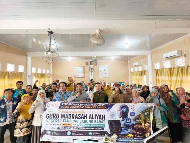 Foto bersama tim dosen Universitas Dinamika Bangsa dan guru MAN 1 Tanjung Jabung Barat usai pelaksanaan Pengabdian kepada Masyarakat (PkM) berupa pelatihan koding dan kecerdasan artifisial (AI) untuk mendukung pengembangan pembelajaran digital, Rabu (29/7/2026).