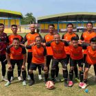 Tim Satpol PP Tanjung Jabung Barat (Tanjab Barat) berfoto bersama sebelum melanjutkan perjuangan pada ajang OPD Cup 2026. Squad Praja Wibawa tampil kompak dengan kostum khas orange-hitam dan membidik gelar juara.