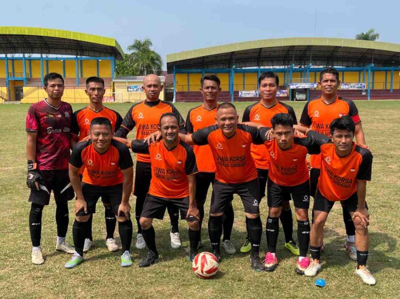 Tim Satpol PP Tanjung Jabung Barat (Tanjab Barat) berfoto bersama sebelum melanjutkan perjuangan pada ajang OPD Cup 2026. Squad Praja Wibawa tampil kompak dengan kostum khas orange-hitam dan membidik gelar juara.