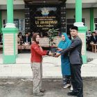 Keterangan foto: Ketua Mapala Pamsaka menyerahkan bibit pohon kepada Rektor Universitas Islam An-Nadwah Kuala Tungkal dan Ketua PBAK dalam rangka gerakan penghijauan lingkungan kampus menuju Green Campus. Senin (17/08/2026)