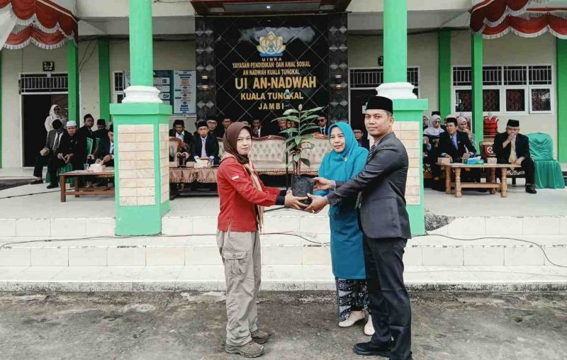 Keterangan foto: Ketua Mapala Pamsaka menyerahkan bibit pohon kepada Rektor Universitas Islam An-Nadwah Kuala Tungkal dan Ketua PBAK dalam rangka gerakan penghijauan lingkungan kampus menuju Green Campus. Senin (17/08/2026)