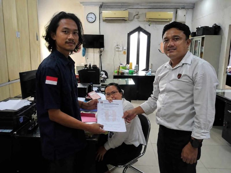 DPC GMNI Jambi saat menyampaikan laporan dugaan tindak pidana korupsi terkait pelaksanaan Program Fasilitas Pembangunan Kebun Masyarakat (FPKM) di Desa Dusun Mudo, Kecamatan Muara Papalik, Kabupaten Tanjung Jabung Barat, kepada Ditreskrimsus Polda Jambi, Senin (31/8/2026).