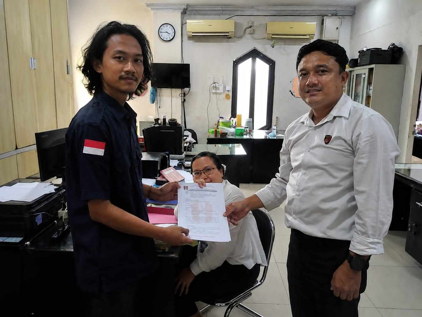 DPC GMNI Jambi saat menyampaikan laporan dugaan tindak pidana korupsi terkait pelaksanaan Program Fasilitas Pembangunan Kebun Masyarakat (FPKM) di Desa Dusun Mudo, Kecamatan Muara Papalik, Kabupaten Tanjung Jabung Barat, kepada Ditreskrimsus Polda Jambi, Senin (31/8/2026).