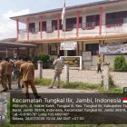 Keterangan foto:  Proses ploting dan/atau pengukuran lahan yang dipersoalkan di sekitar SD Negeri 108/105, Kuala Tungkal, pada 28 Juli 2026. Pengukuran tersebut dilakukan untuk memastikan posisi dan batas lahan yang menjadi pokok persoalan.