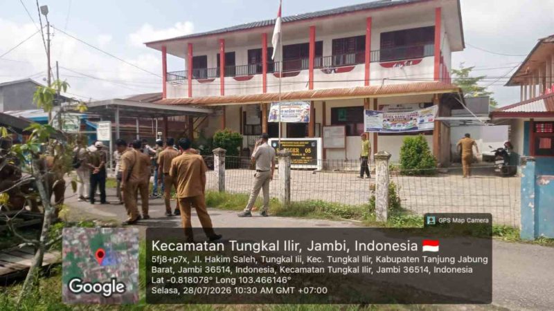 Keterangan foto: Proses ploting dan/atau pengukuran lahan yang dipersoalkan di sekitar SD Negeri 108/105, Kuala Tungkal, pada 28 Juli 2026. Pengukuran tersebut dilakukan untuk memastikan posisi dan batas lahan yang menjadi pokok persoalan.