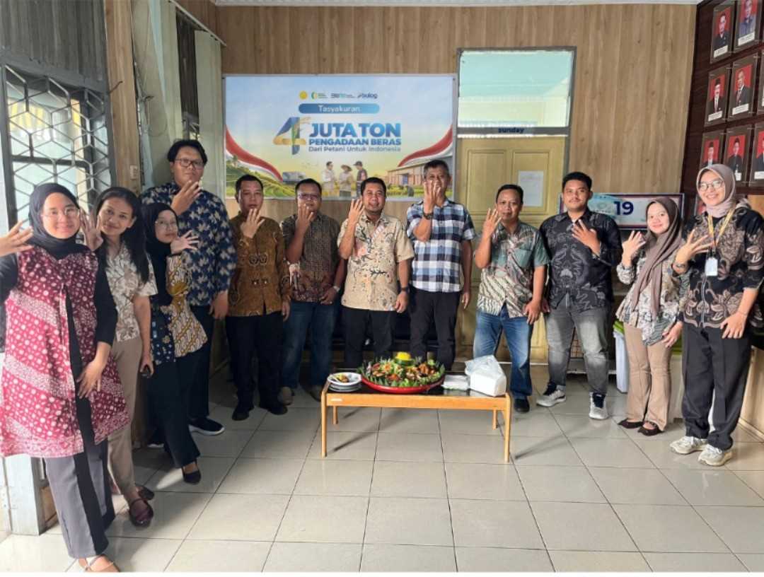 Foto : Pimpinan Bulog Cabang Kuala Tungkal dan Pegawai Bulog Kuala Tungkal.