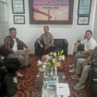 Keterangan Foto : Perwakilan kuasa pendamping Ikhwan saat menemui pihak OJK Provinsi Jambi untuk mengoordinasikan penyelesaian persoalan yang melibatkan pihak BPR. Jumat (09/10/2026)